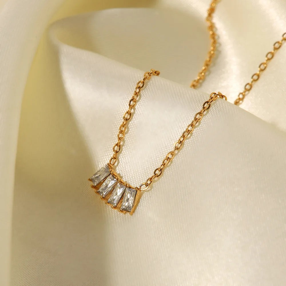 Quatro Diamands Baguette Chain